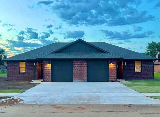 Building Photo - Spring Ridge Duplex 1