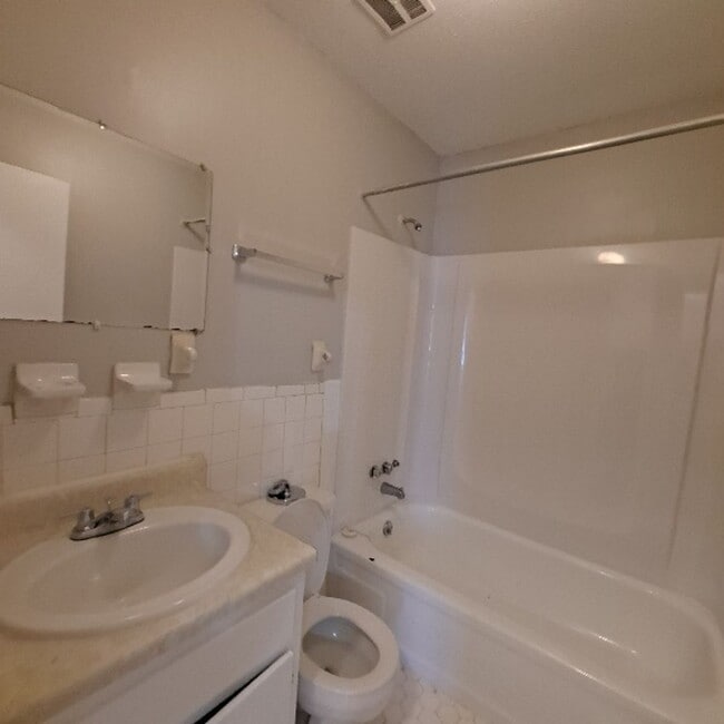 Building Photo - 3286 Sandy Springs Dr