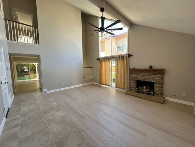Foto del edificio - Stunning Newbury Park Home in model condit...