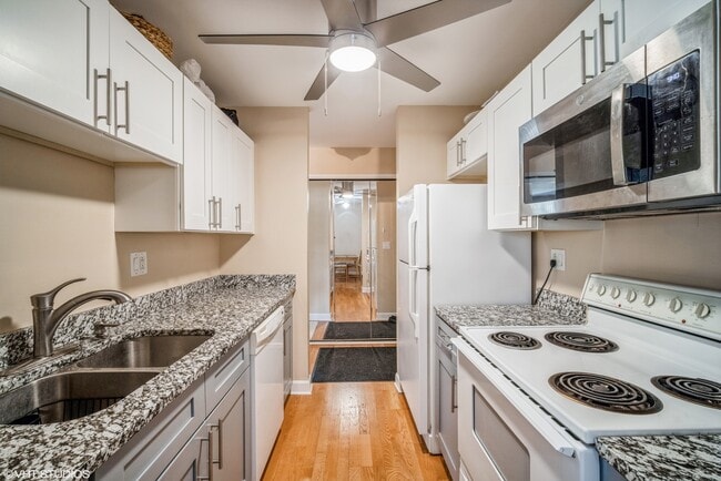 Building Photo - 1806 Hemlock Pl
