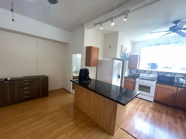 Building Photo - 6 month lease-1 bed, 1 bath unit in Kapahulu!