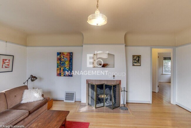 Foto del edificio - PRIME LOCATION!  Loaded with Charater & Ch...