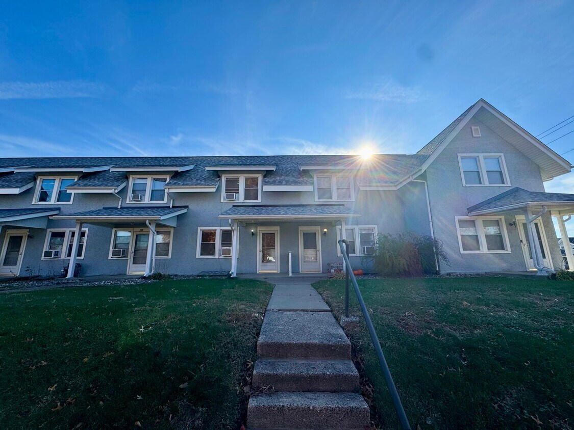 Foto principal - Updated 2BR Townhome Across from Stephens Park