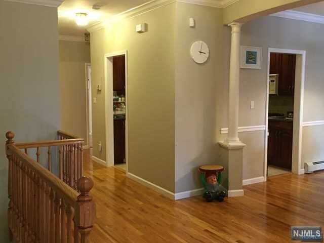 Building Photo - 104 Winding Creek