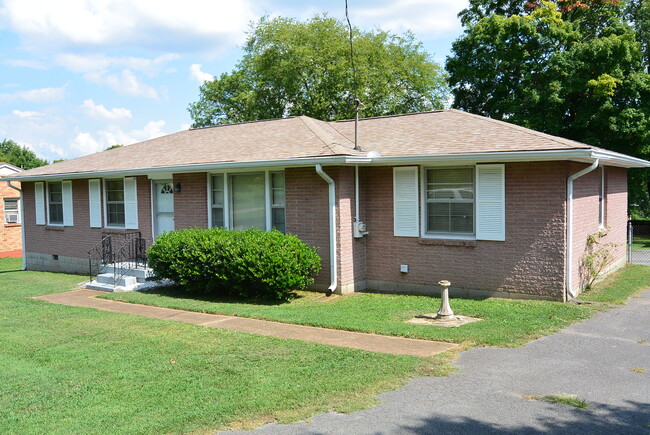 Building Photo - 1936 Valley Park Dr