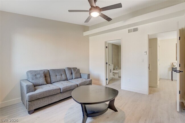 Foto del edificio - 950 Seven Hills Dr