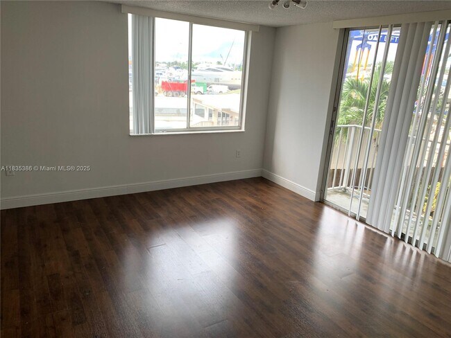 Foto del edificio - 1740 NW North River Dr