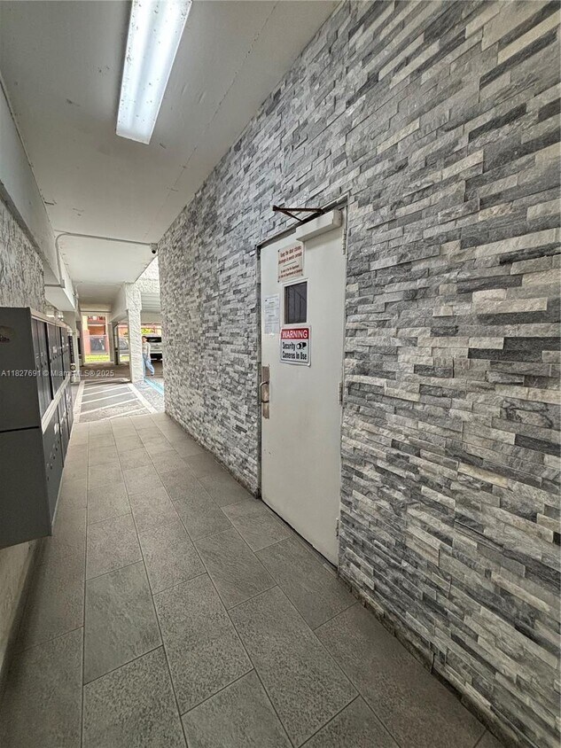 Foto principal - 6125 W 20th Ave
