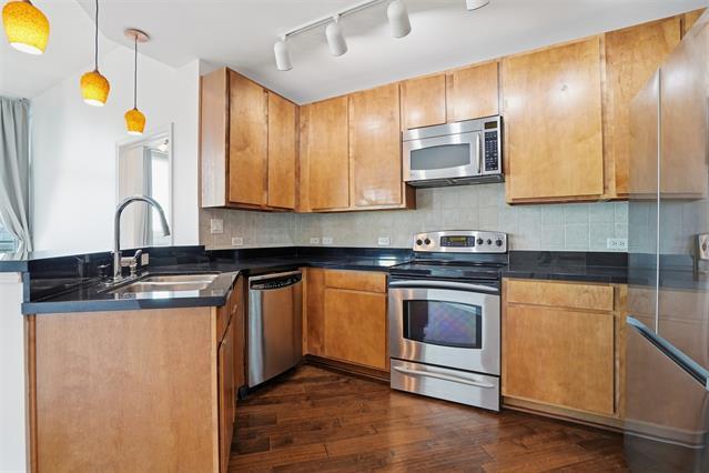 Building Photo - 500 Throckmorton St