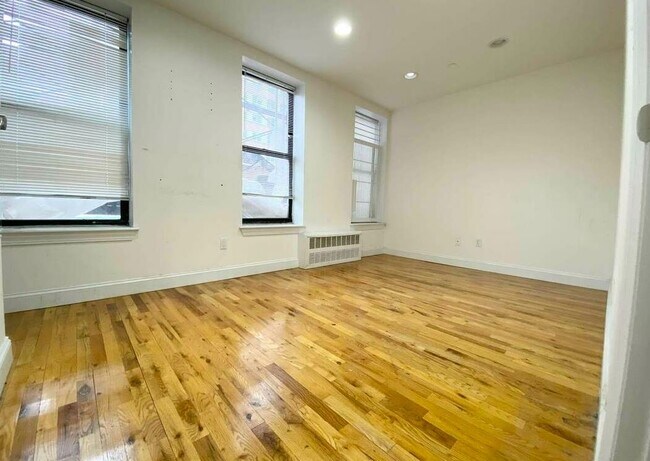 Foto del edificio - 3 W 137th St