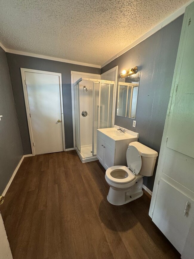 Building Photo - Refreshed 3 Bedroom Home