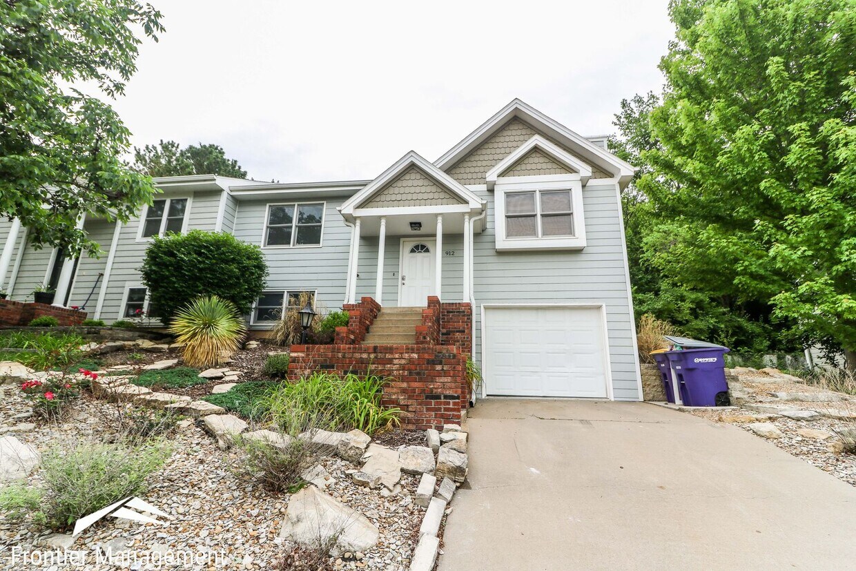 Primary Photo - Stunning single-family home in West Manhat...