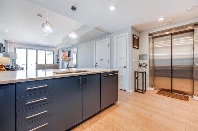 Building Photo - 70 Monroe St