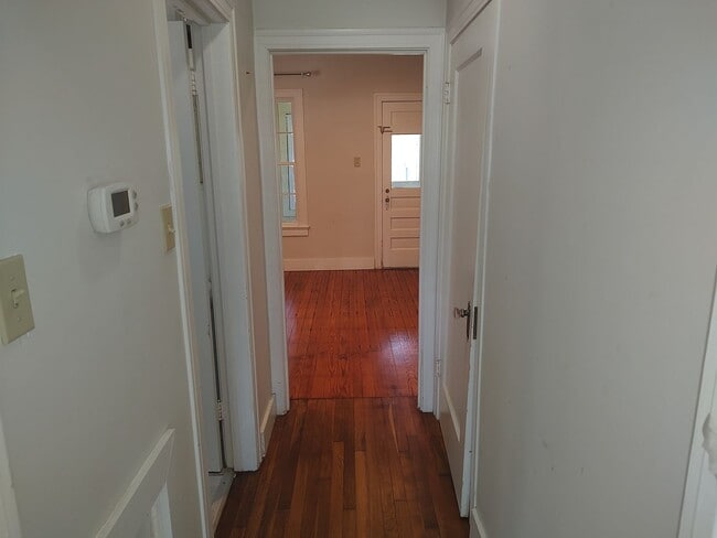 Building Photo - Cute Studio apartment close to 71,Airport and Downtown