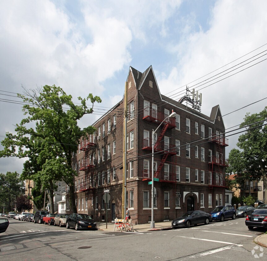 Primary Photo - 164-18 43rd Ave