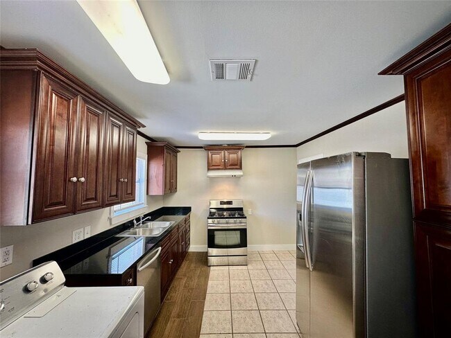 Foto del edificio - 8013 Helmers St