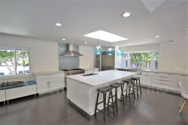 Building Photo - 1074 Highlands Cir