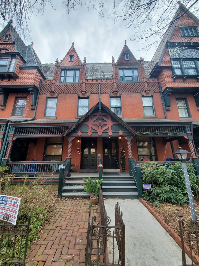 Building Photo - 4210 Spruce St