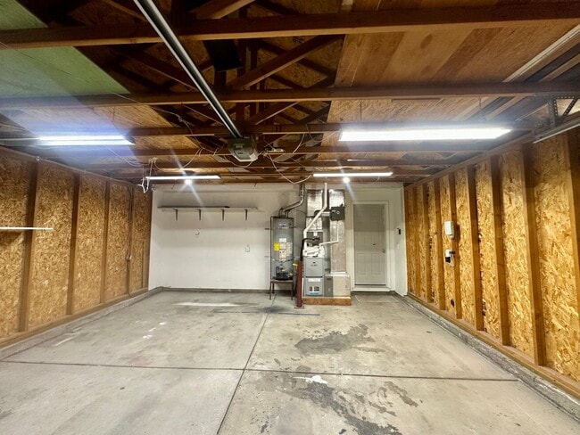 Building Photo - Pet friendly, 3 bdrm, 2 bath house with at...
