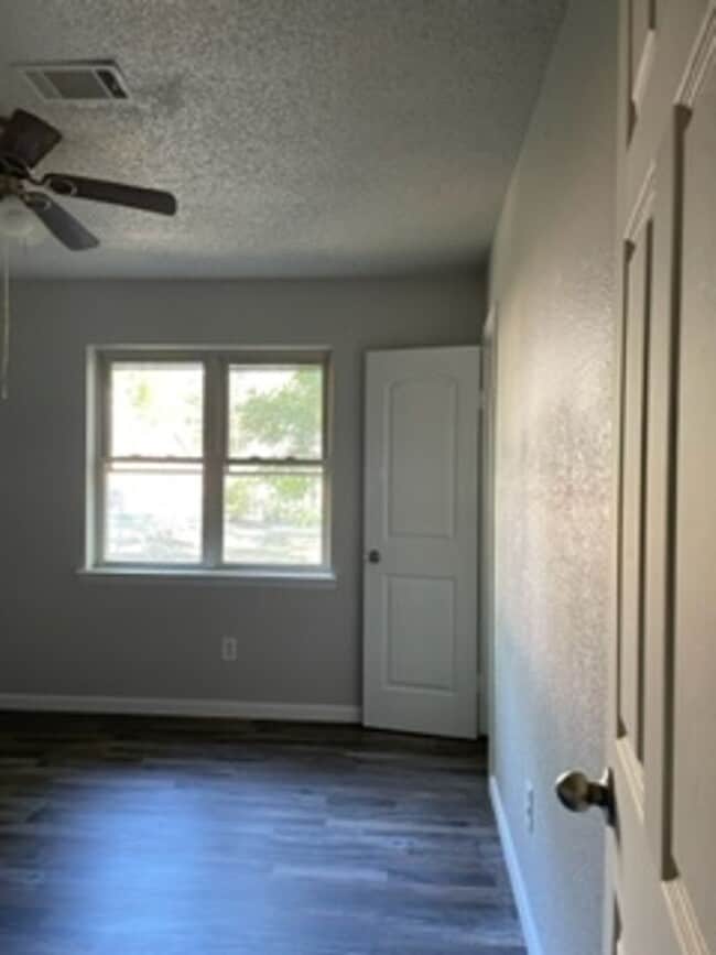 Building Photo - Three Bedrfoom/1.5 Bath Home