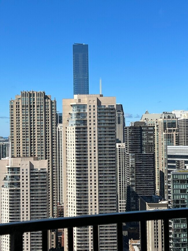 Foto del edificio - 300 N State St