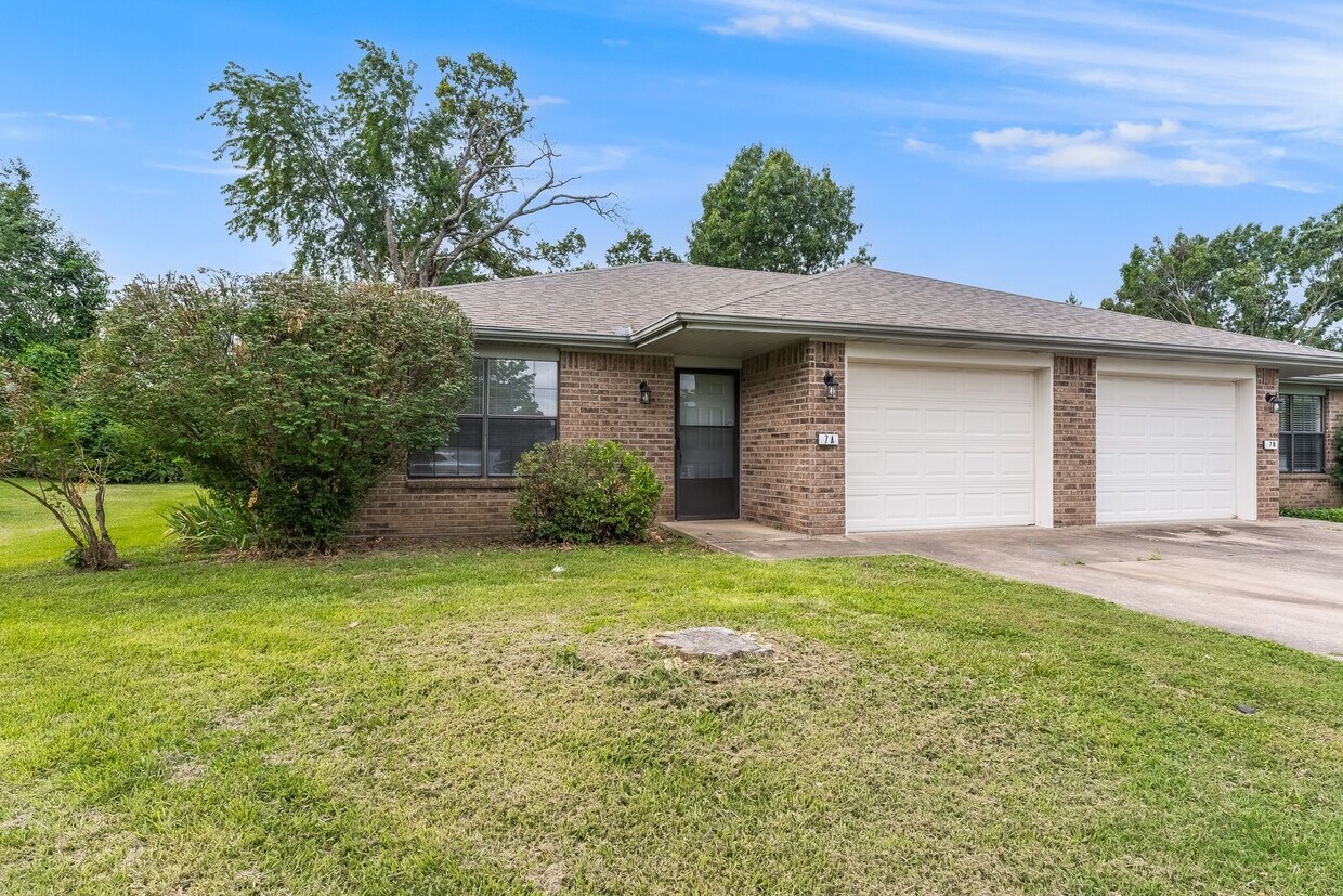 Foto principal - Welcome to this newly updated 2-bedroom, 2...