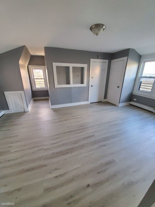 Building Photo - 2 br, 1 bath  - 167 S 11th St Apt 3