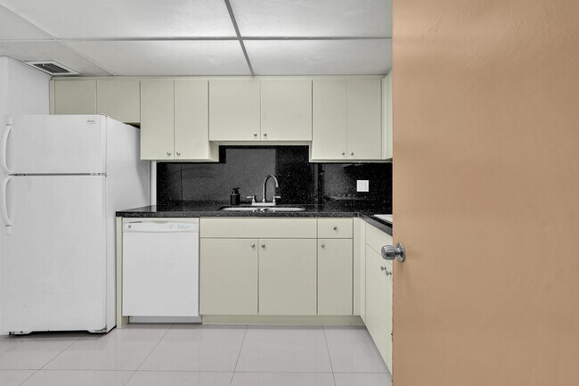 Foto del edificio - 400 Kings Point Dr