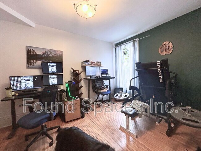 Photo du bâtiment - 130 Emerald St S