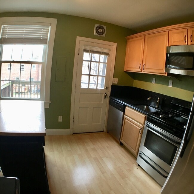 Building Photo - Updated 1BR/1BA 2-level TH in great location