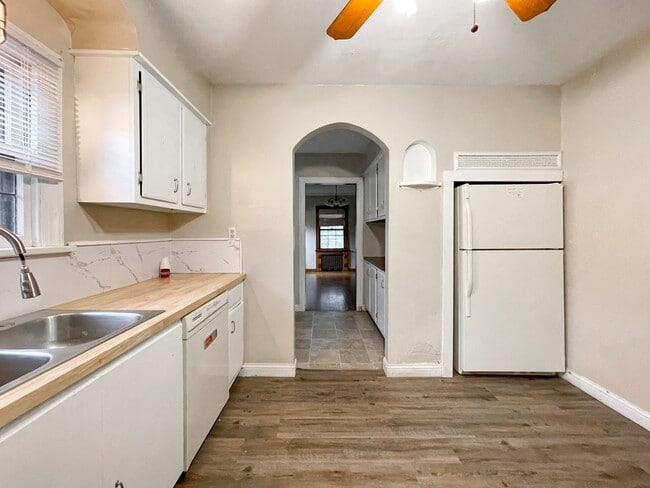 Building Photo - PRELEASING for AUGUST!