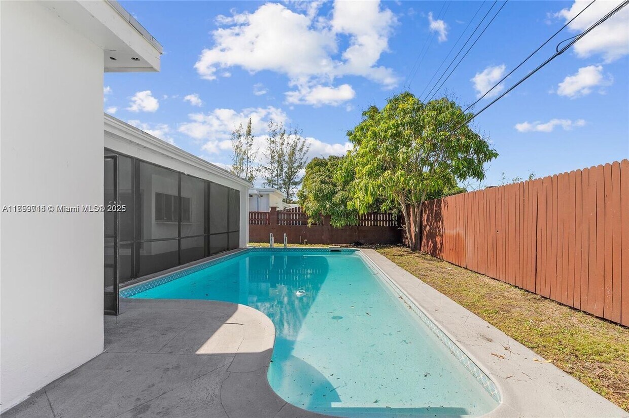 Foto principal - 7773 Coral Blvd