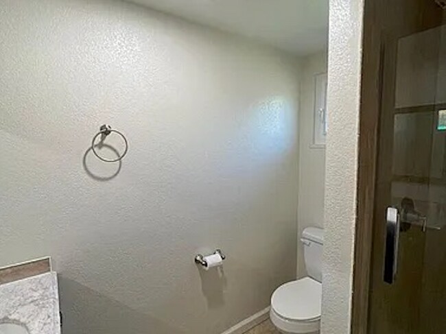 Baño principal recientemente renovado - 27596 La Porte Ave