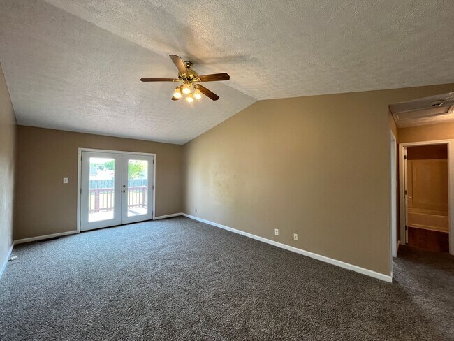 Building Photo - Adorable Home close to Fort Campbell