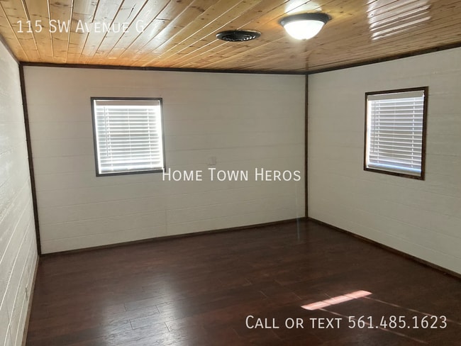 Building Photo - 115 SW Ave G