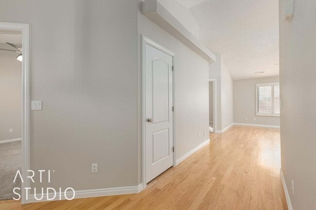 Building Photo - Beautiful home in well kept community