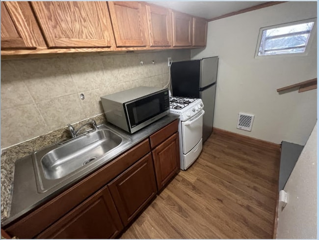 Building Photo - 821 Broadway