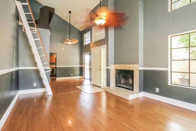 Building Photo - 2033 N Sunset Dr