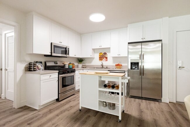 Building Photo - Kingsley Diplomat Apartments