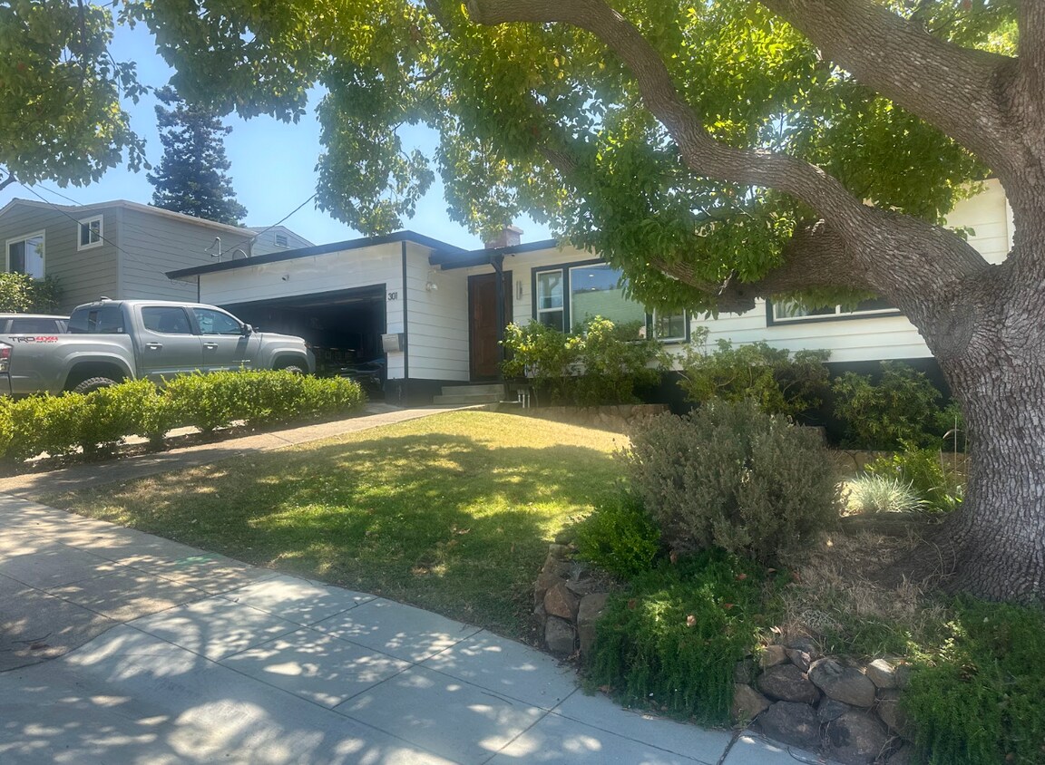 Primary Photo - 301 La Casa Ave