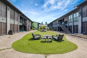 Building Photo - 909 Reinli St