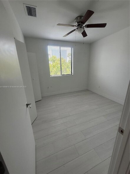 Foto del edificio - 879 E 24th St
