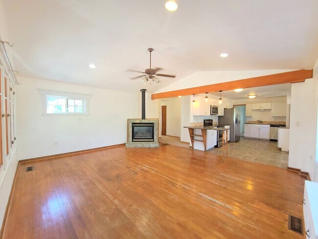 Foto del edificio - $2,200- 4 Bed / 2 Bath House on an Almost Acre Lot in Spokane Valley