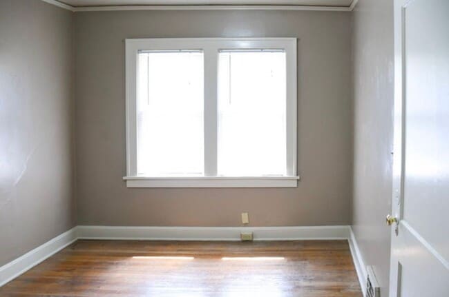 Building Photo - Charming 3-Bed Home with Fireplace & Hardw...