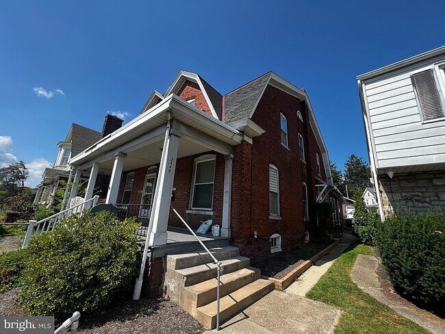 Building Photo - 2446 Walnut St
