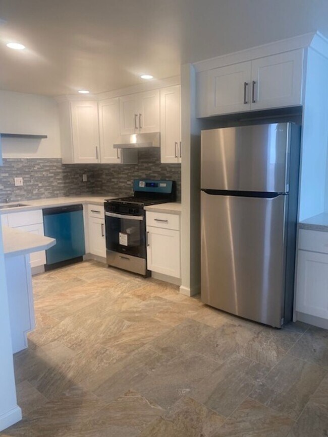 Foto del edificio - Rare Oppotunity: Freshly Remodeled 4-Bdrm/2-Ba Condo at 11th & Arizona in Santa Monica