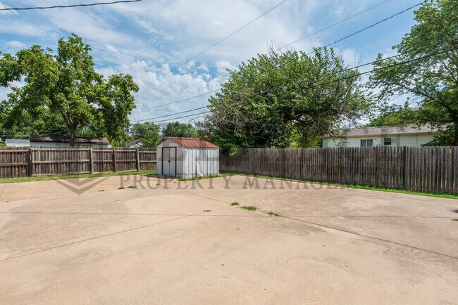 Building Photo - 4642 S vine Ave
