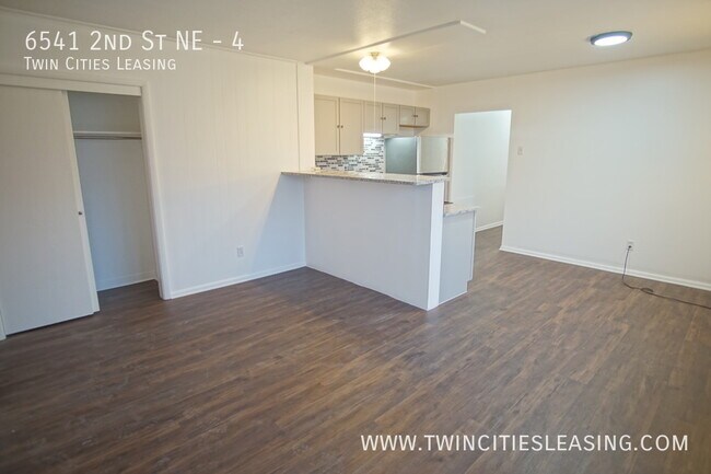 Building Photo - UPDATED!  2 Bed 1 Bath with Granite Counte...