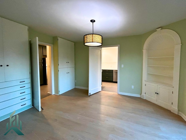 Building Photo - 1005 NW 30th St