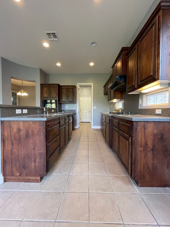 Building Photo - Beautiful 4-Bedroom Home in Prime Rosevill...